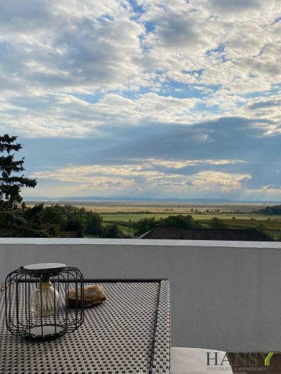 Über den Dächern von Neusiedl am See eröffnet sich eine Aussicht, die jeden Tag aufs Neue begeistert.