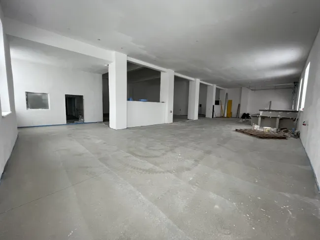 Helle PROVISIONSFREIE Gewerbehalle mit Verkaufsraumcharakter in 2601 Sollenau bald zu vermieten - Titelbild