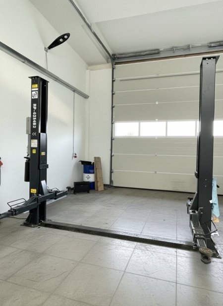 Mitbenutzer gesucht!!! Große Halle, Werkstatt mit Lichtkuppel, Sektionaltor 5m breit, 4,10m hoch und WC, inkl. PKW Parkplatz und 2 Hebebühnen