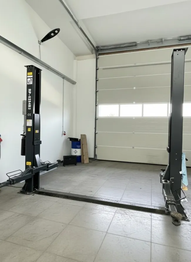 Mitbenutzer gesucht!!! Große Halle, Werkstatt mit Lichtkuppel, Sektionaltor 5m breit, 4,10m hoch und WC, inkl. PKW Parkplatz und 2 Hebebühnen - Bild