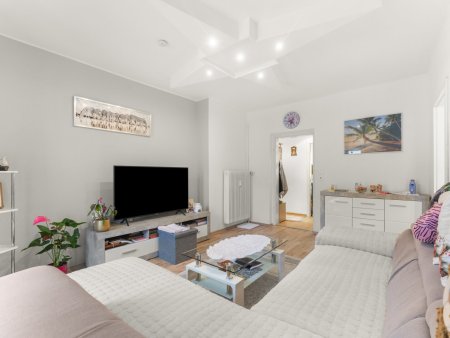moderne 4-Zimmer Wohnung mit Balkon - WG geeignet