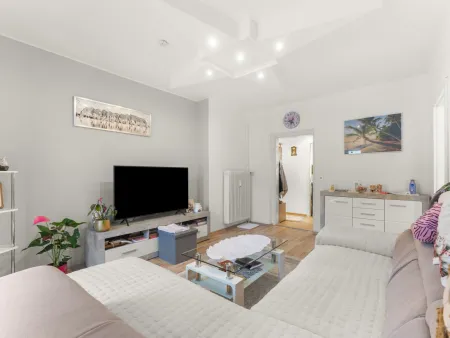 moderne 4-Zimmer Wohnung mit Balkon - WG geeignet