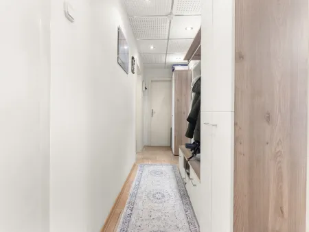 moderne 4-Zimmer Wohnung mit Balkon - WG geeignet