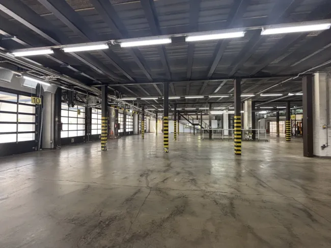 Industrie- & Produktionshalle | beheizt | 10 LKW-Rampen | mit Büro - Bild