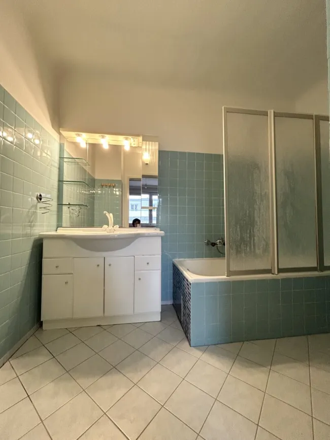 Bad: Wanne + Waschbecken