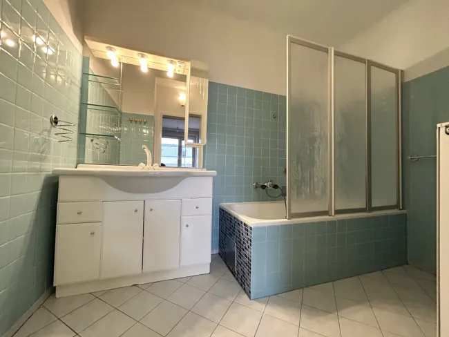 Bad: Wanne + Waschbecken