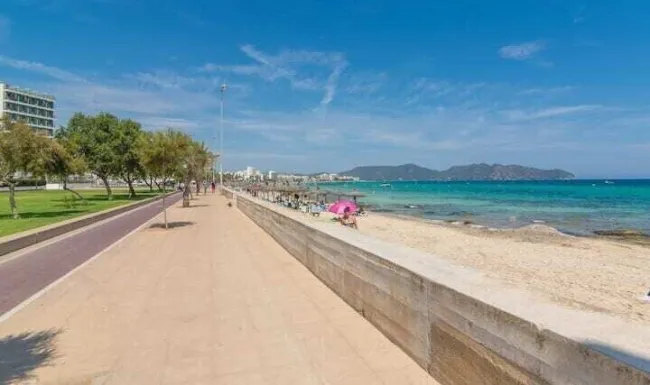 Strandnahe Meerblick Wohnung mit 3 Schlafzimmer und Mega- Terrasse / Renovierungsbedürftig - Bild