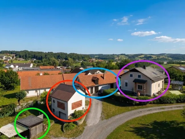 Top-Preis! Historische Liegenschaft mit Schlossblick auf 2.227 m² Baugrund und Nebengebäuden - Bild