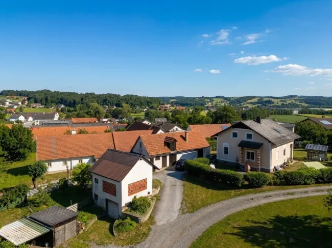 Top-Preis! Historische Liegenschaft mit Schlossblick auf 2.227 m² Baugrund und Nebengebäuden - Titelbild