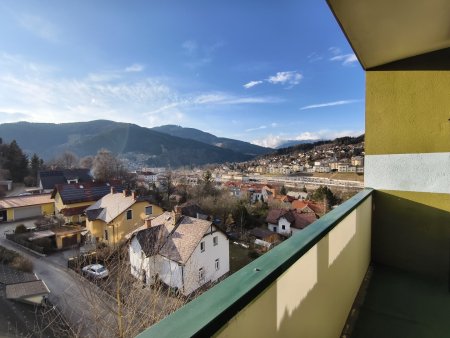 Sonnige 3-Zimmer-Wohnung mit Balkon, Fernblick & Carport – Ruheoase im obersten Stock