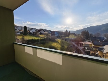Sonnige 3-Zimmer-Wohnung mit Balkon, Fernblick & Carport – Ruheoase im obersten Stock