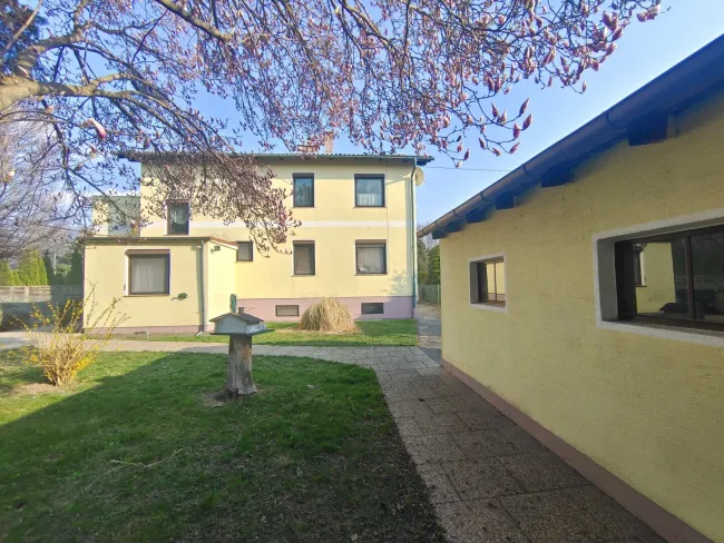 Aussenansicht mit Nebengebäude