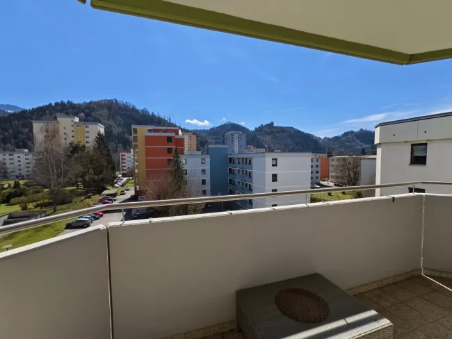 Sonnige 4-Zimmer-Wohnung mit Balkon, Kamin & Tiefgaragenplatz - Titelbild