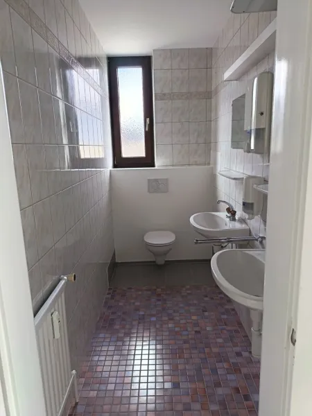 Ideal für Anleger und Firmen!! Es gibt ein Gewerbeobjekt mit 5 Garconnieren und einer 2 Zimmerwohnung in Innsbruck zu erwerben.