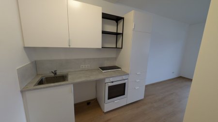 Ideal für Anleger und Firmen!! Es gibt ein Gewerbeobjekt mit 5 Garconnieren und einer 2 Zimmerwohnung in Innsbruck zu erwerben.