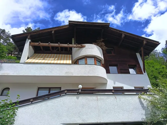 Haus in 0mes 180m² mit Garten, Garage und atemberaubendem Bergblick! - Titelbild