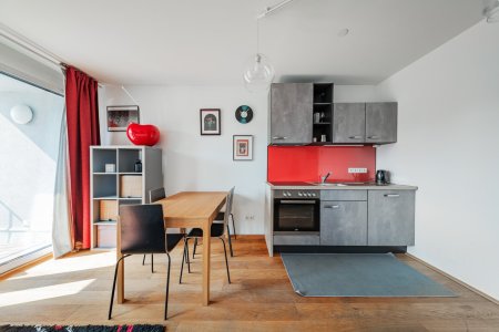 Wohnen mit Pool – 2-Zimmer-Apartment mit Loggia, 5 Minuten zur Alten Donau