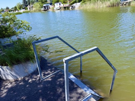 Seltene Gelegenheit am Badeteich – Grundstück mit direktem Wasserzugang und Altbestand in Lassee