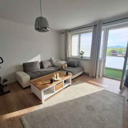 Sanierte 3 Zimmerwohnung mit Loggia und Blick ins Grüne