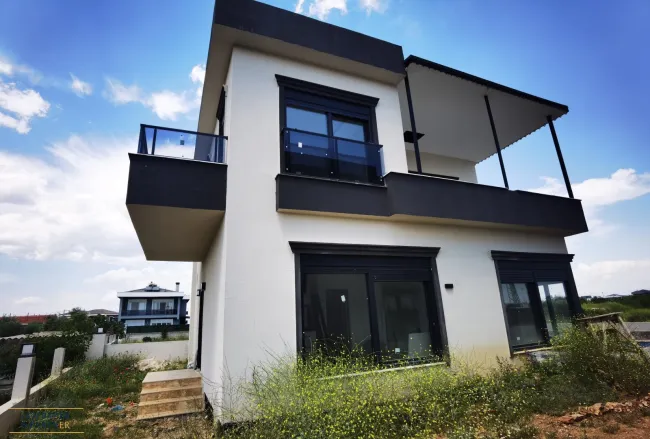 Exklusives Einfamilienhaus mit Pool - Schlüsselfertig - Bild