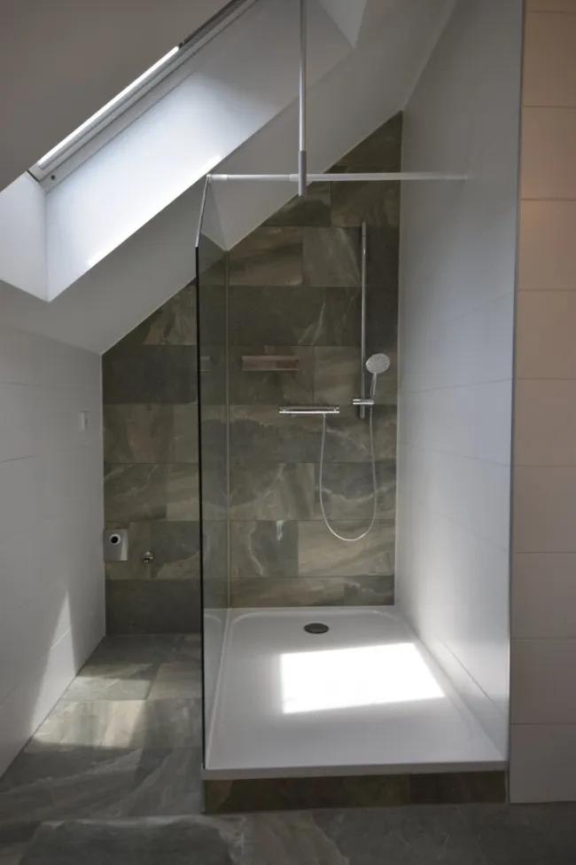 Badezimmer - Moderne und gemütliche 2 Zimmer Dachgeschosswohnung Miete Grödig Salzburg