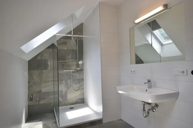 Badezimmer - Moderne und gemütliche 2 Zimmer Dachgeschosswohnung Miete Grödig Salzburg