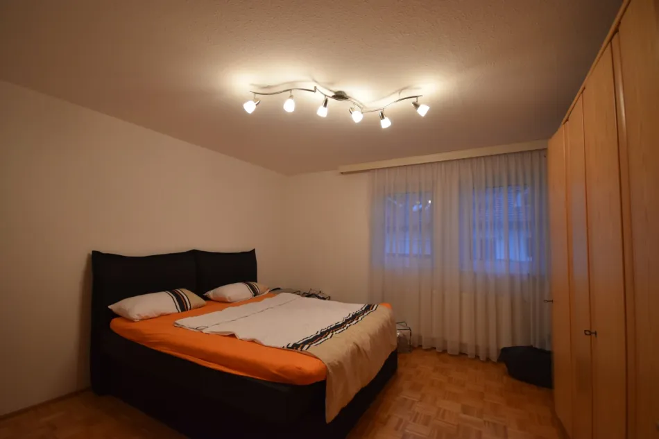 Wohnzimmer - Geräumiges und möbliertes 2 Zimmer Apartment mit Balkon Miete Eugendorf Salzburg