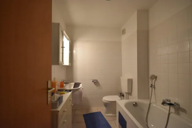 Badezimmer - Geräumiges und möbliertes 2 Zimmer Apartment mit Balkon Miete Eugendorf Salzburg