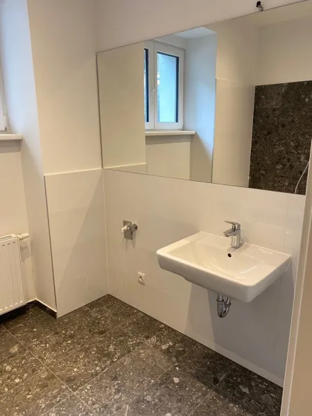 Badezimmer - Kleines neu renoviertes 2 Zimmer Wohnatelier/Loft Kauf 15. Bezirk Wien