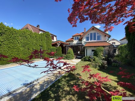 Sehr charmantes Einfamilienhaus mit traumhaftem Pool, Wintergarten, großem Carport und Garten mit einigen Extras