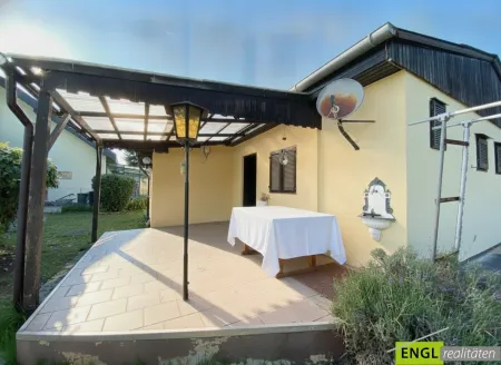"die Badesaison genießen" Pachtgrund mit Bungalow mit großem Garten und Pool in der Feriensiedlung beim Badeteich Steinbrunn