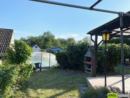 "die Badesaison genießen" Pachtgrund mit Bungalow mit großem Garten und Pool in der Feriensiedlung beim Badeteich Steinbrunn