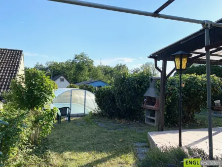 "die Badesaison genießen" Pachtgrund mit Bungalow mit großem Garten und Pool in der Feriensiedlung beim Badeteich Steinbrunn