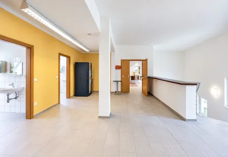 Foyer mit Blick zum Seminarraum und den WC's