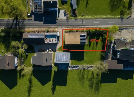 Luftbild von oben mit eingezeichnetem Grundstück