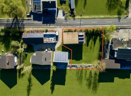 Luftbild von oben mit eingezeichnetem Grundstück