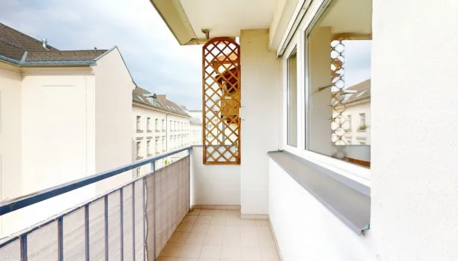 Ausstattungsbeispiel Wohnzimmer mit Westbalkon - KI-VISUALISIERT