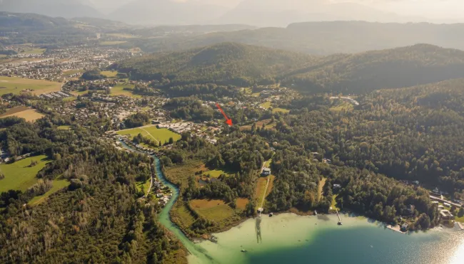 Luftbild vom Grundstück in Richtung Wörthersee