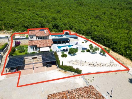 Luftbild von der Villa und Carport mit eingezeichnetem Grundstück