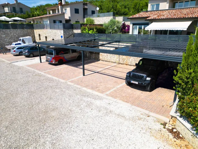 4x Carport mit Solaranlage und E-Auto Ladestationen