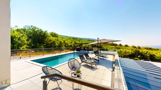 Sitzplatz/Pool mit Blick vom Ausgang von Wohnen/Essen/Kochen - Haus oben