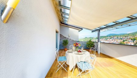 Balkon mit Blick über Neuffen