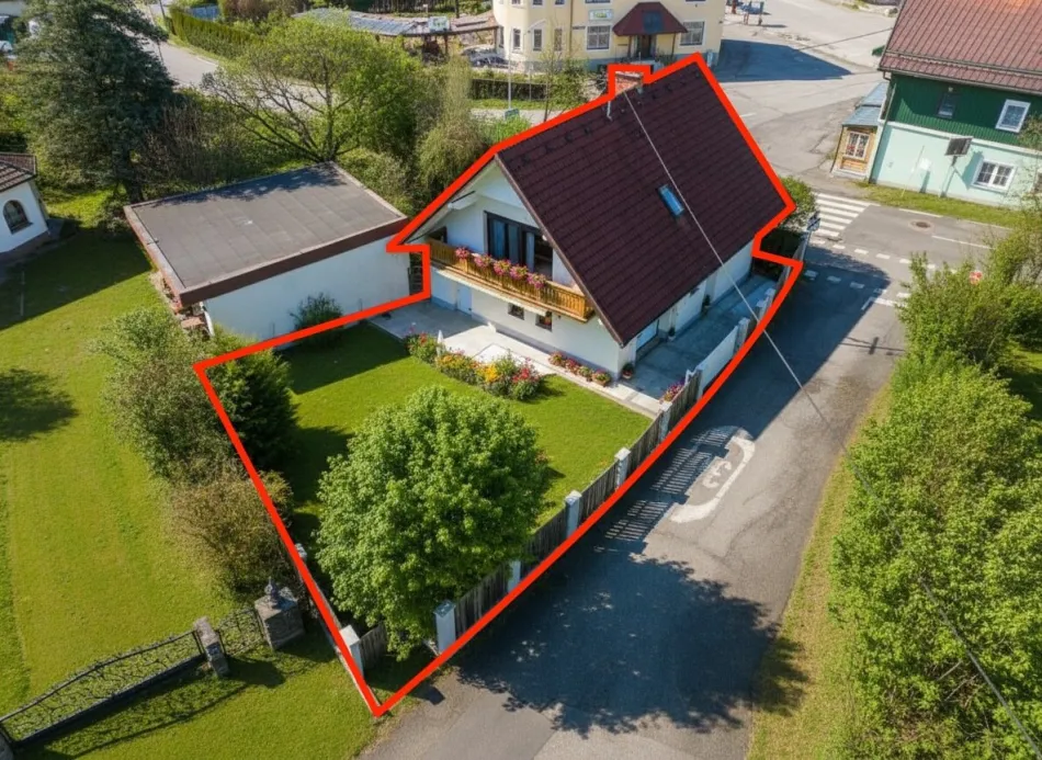Luftbild vom Haus mit eingezeichnetem Grundstück