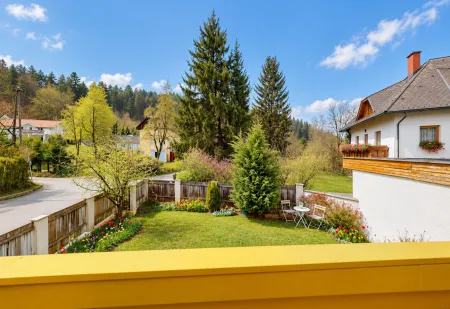 Blick vom Balkon in den Garten