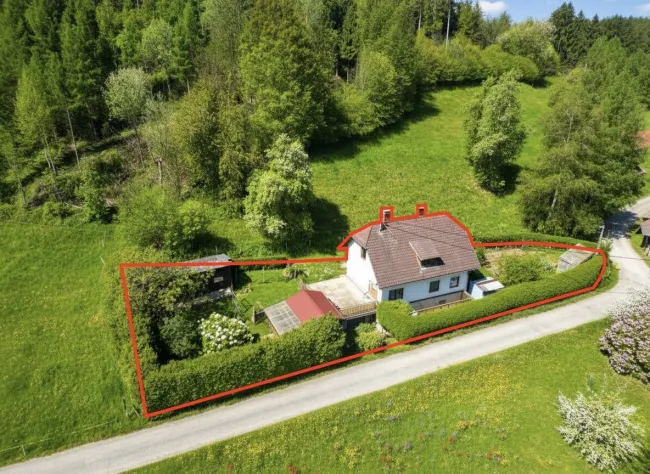 Luftbild Haus mit eingezeichnetem Grundstück