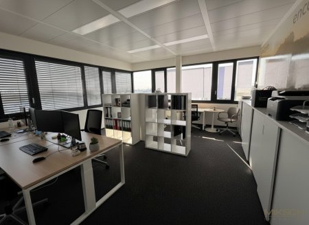 Modernes Büro in 2540 Bad Vöslau I 280m² I Terrasse I Lift I nähe Autobahn & Wien I E Ladestationen