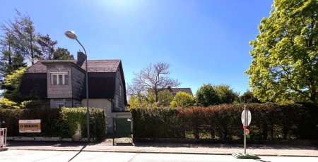 Charmantes 1.202 m² Grundstück mit kleinem Haus und viel Potenzial (ca. 750- 800 m² Wohnfläche möglich!)