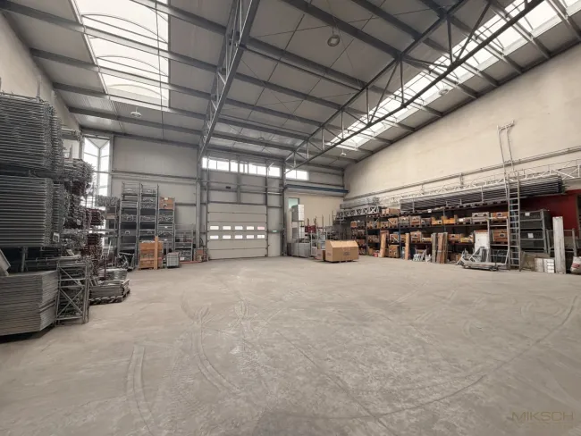 Halle & Büro direkt neben A1 zu mieten I 558m² Halle I 65m² Büro I vielseitig nutzbar - Titelbild