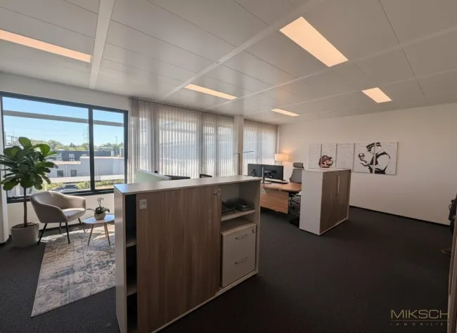Moderne Bürofläche I ca. 60m² Gesamtnutzungsfläche I Aufzug I Teeküche I nähe Autobahn & Wien I E Ladestationen - Titelbild