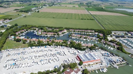 Exklusives Reihenhaus mit direktem Bootsanleger und idyllischem Garten in Lagunenlage